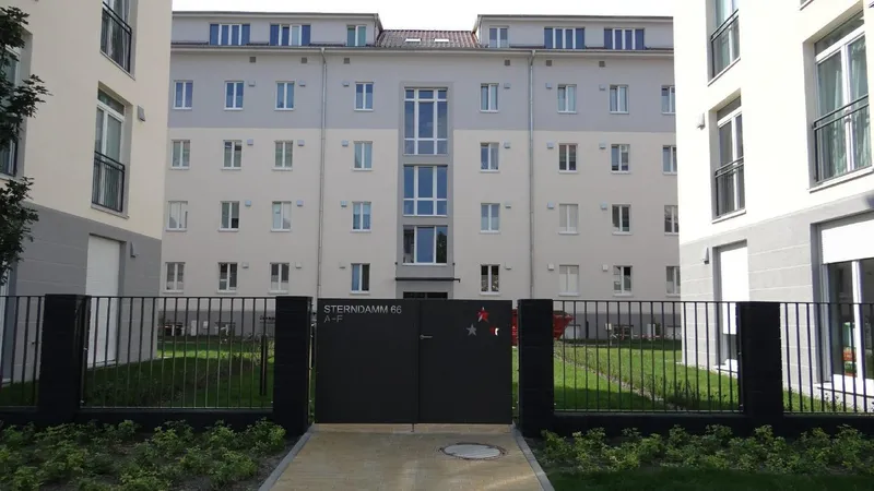 4,5-Zi-Whg / gr. Wohnküche / Vollbad / Gäste-WC / gr. Balkon / von privat in Berlin-Johannisthal — photo 1